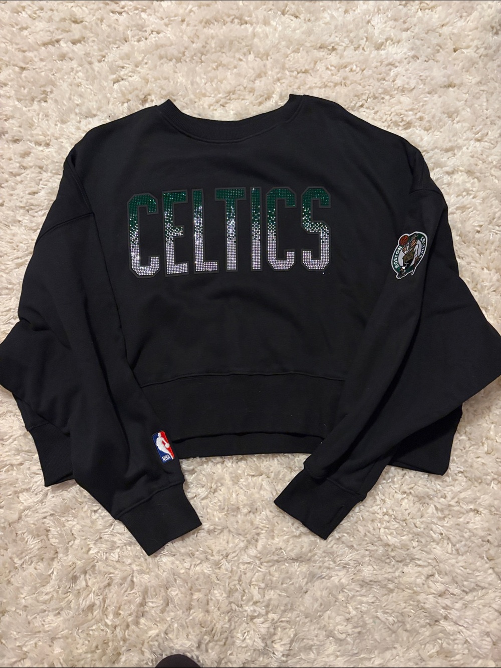 Boston Celtics Black Graphic Cropped Sweatshirt